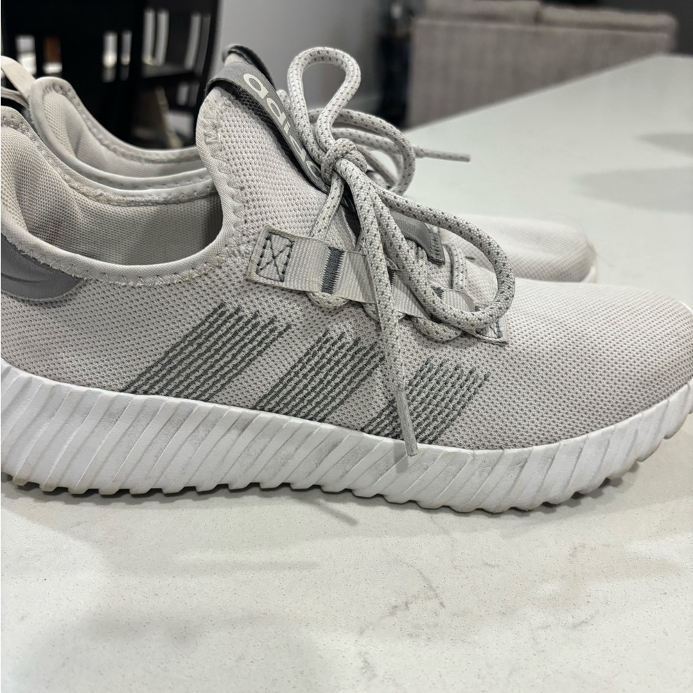 Size 10 women’s adidas shoe